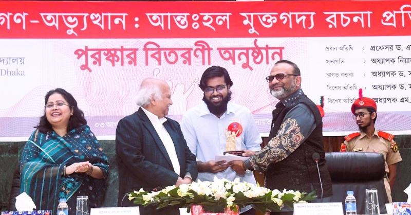 গণ-অভ্যুত্থানের রচনা লিখে পুরস্কার পেলেন ঢাবির ৬ শিক্ষার্থী